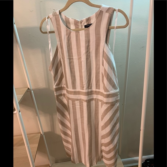 Sharagano Dresses & Skirts - Beige and white a line sleeveless dress